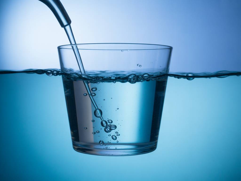 How Microplastics Interact with PFAS in Drinking Water – Combined Risks and Filtration Strategies