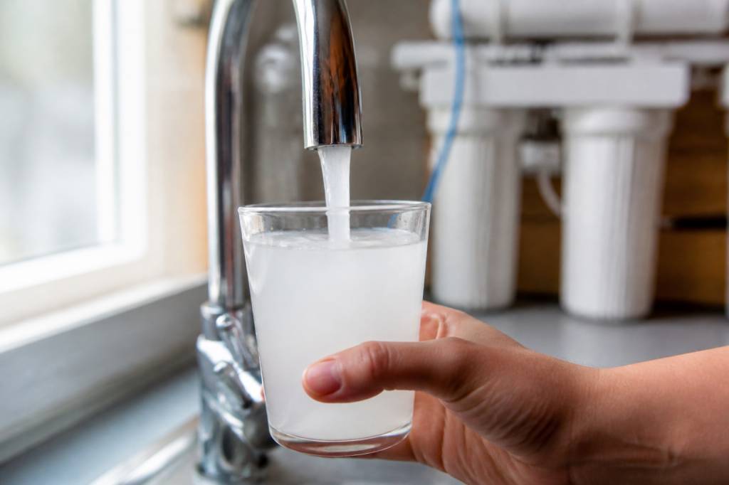 Drinking water cloudy: causes, health risks and filtration solutions