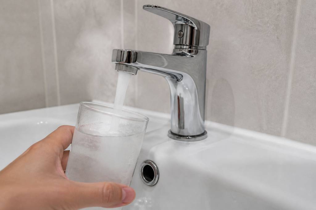 Cloudy hot tap water: causes, risks and solutions