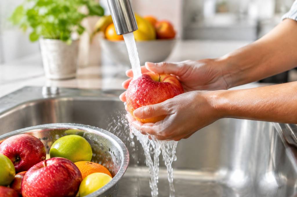 Pesticide on fruit: risks, residues and safer washing methods