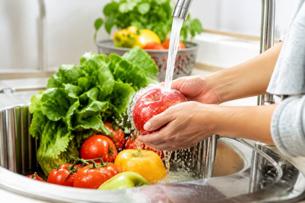 Pesticides for fruits and vegetables: what consumers need to know about residues and safer washing methods